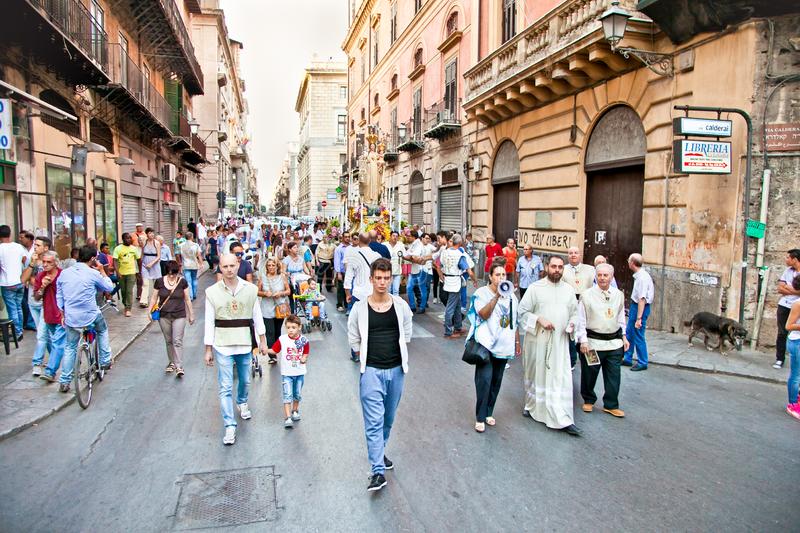 люди-в-пешеходной-улице-maqueda-палермо-италия-86173335.jpg